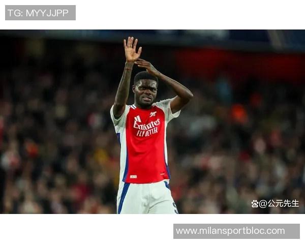 阿森纳球员提前布局拦截战术在中场线前的精彩表现