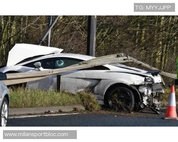 荷兰前国脚经历惊险四车连环撞击兰博基尼惨遭报废