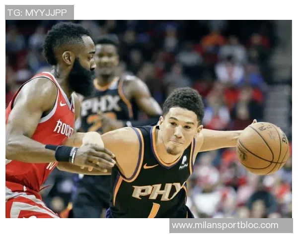 布克手感低迷却助攻频频半场仅得6分4失误展现团队配合